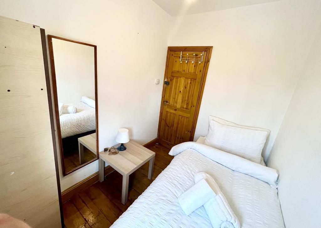 Room With Single Bed ลอนดอน ภายนอก รูปภาพ